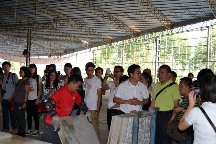 香蕉APP直播陶瓷砖香蕉APP视频污版在线董事长向媒体记者介绍产品