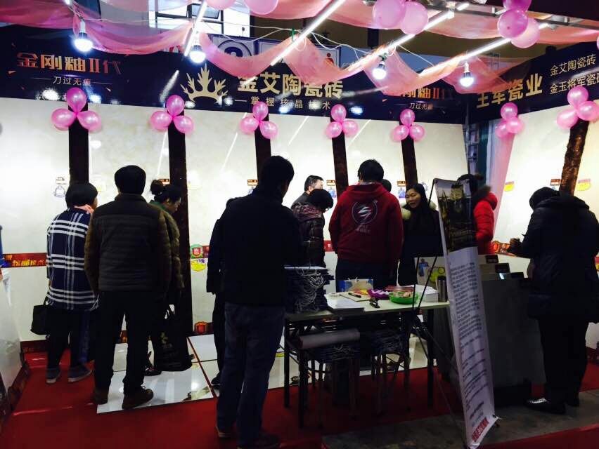 香蕉APP直播陶展位吸引众多顾客咨询