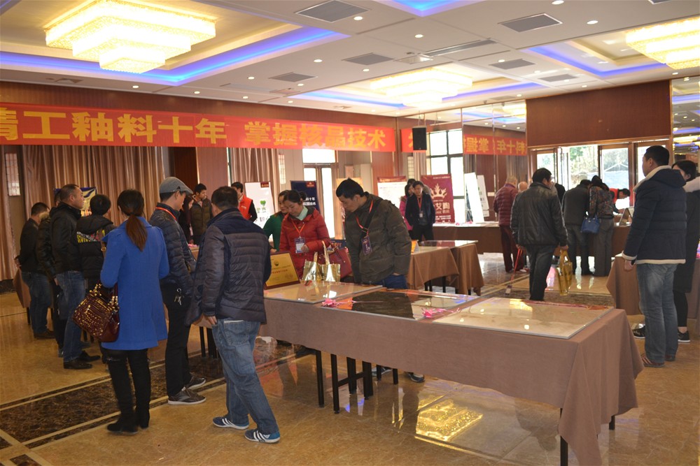 瓷砖代理商朋友品鉴香蕉APP直播陶瓷砖金刚釉II代产品