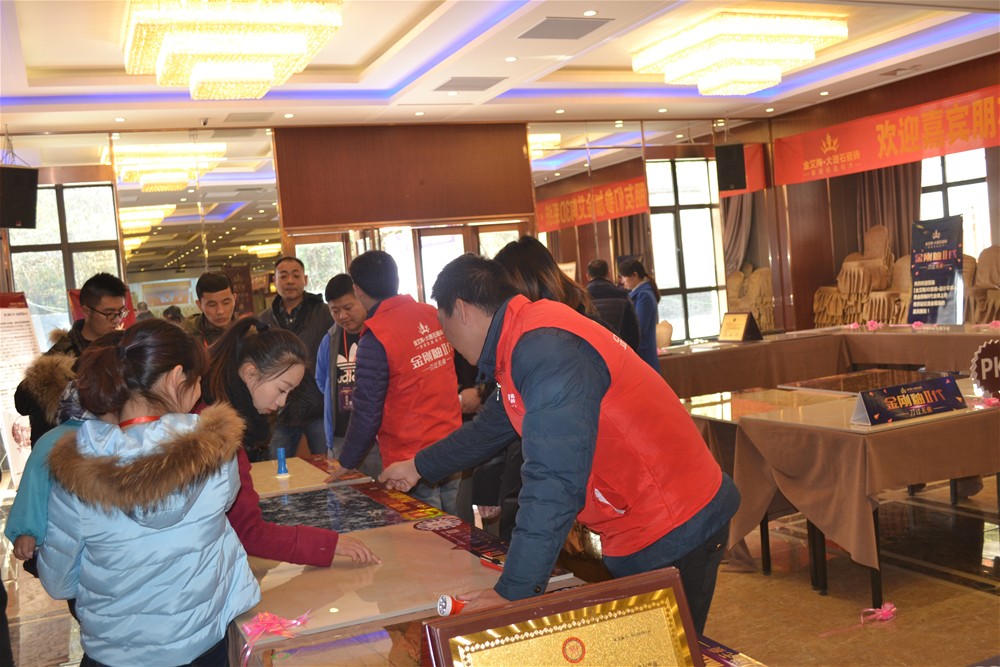 香蕉APP直播陶瓷砖工作人员为瓷砖代理商朋友详细介绍金刚釉II代产品