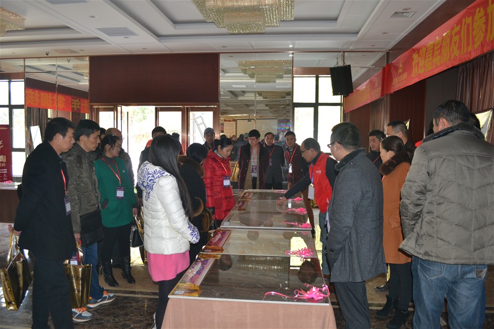 香蕉APP直播陶瓷砖工作人员为瓷砖代理商朋友详细介绍金刚釉II代产品