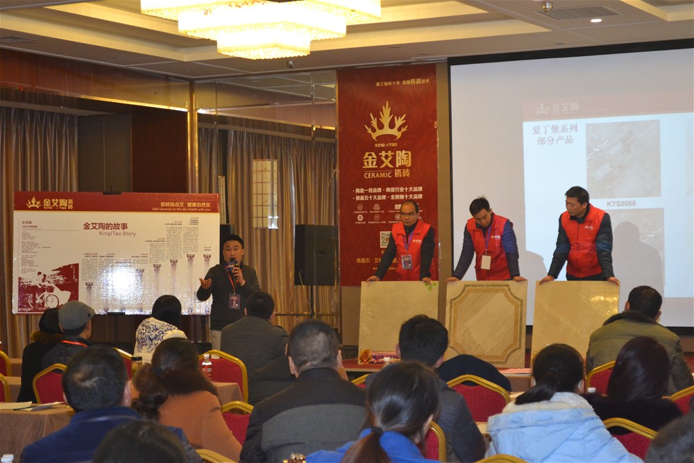 香蕉APP直播陶营销总经理罗胜讲解金刚釉II代产品