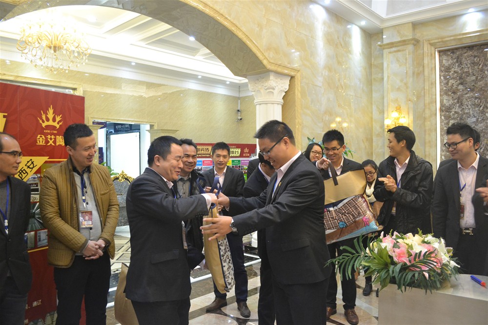 香蕉APP直播陶瓷砖营销总监刘鸿瑞为寿星送上生日礼物