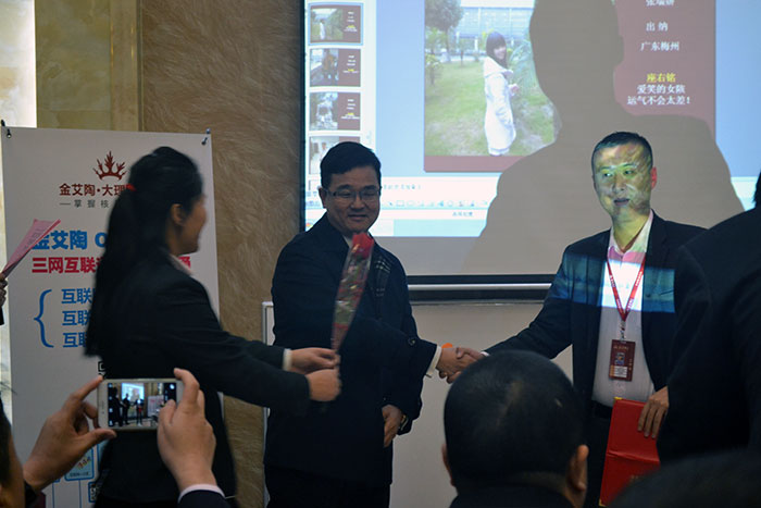 香蕉APP直播陶瓷砖董事长刘鸿祥为2015年销售冠军（伍立州）颁奖