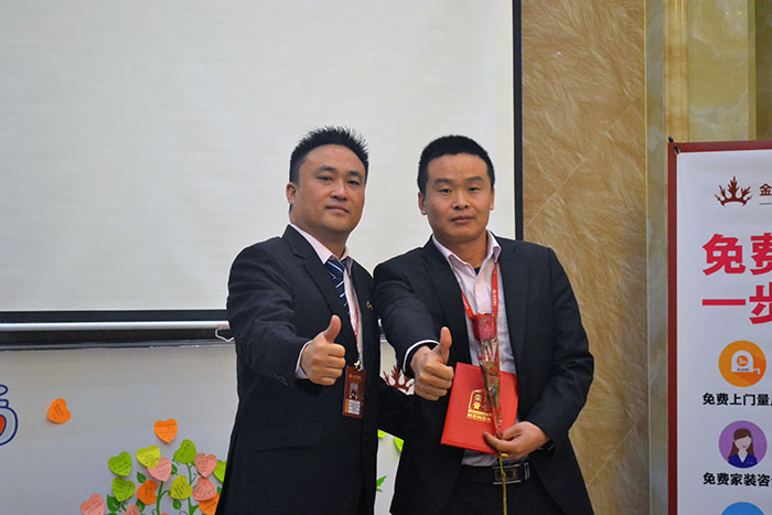 香蕉APP直播陶瓷砖营销总经理罗胜为开拓冠军（高抗）颁奖