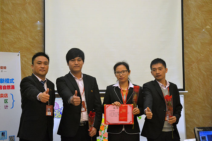 香蕉APP直播陶瓷砖营销总经理罗胜为2015年团队合作奖（空间设计部）颁奖