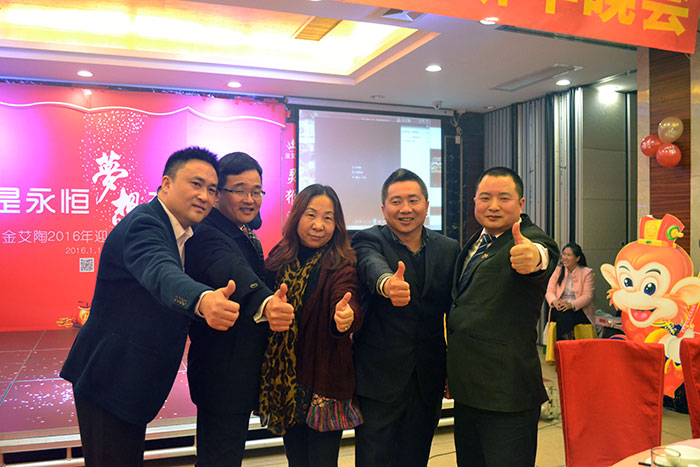 香蕉APP直播陶领导和媒体人金大姐合影留念