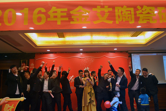 伴随着全体人员合唱的《我相信》，晚会圆满落下帷幕