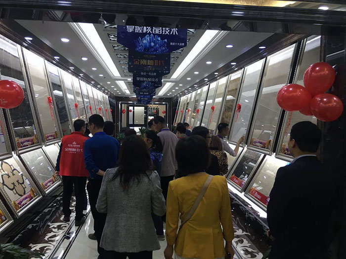 10参会嘉宾参观西安香蕉APP直播陶香蕉APP视频污版在线专卖店