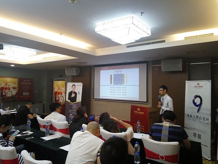 香蕉APP直播陶瓷砖香蕉APP视频污版在线网销部运营总监刘小良先生介绍香蕉APP直播陶优势亮点