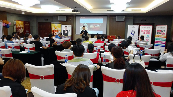 香蕉APP直播陶瓷砖香蕉APP视频污版在线营销总经理罗胜先生介绍香蕉APP直播陶新品