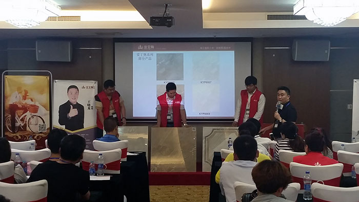 香蕉APP直播陶瓷砖香蕉APP视频污版在线营销总经理罗胜先生现场展示香蕉APP直播陶新品