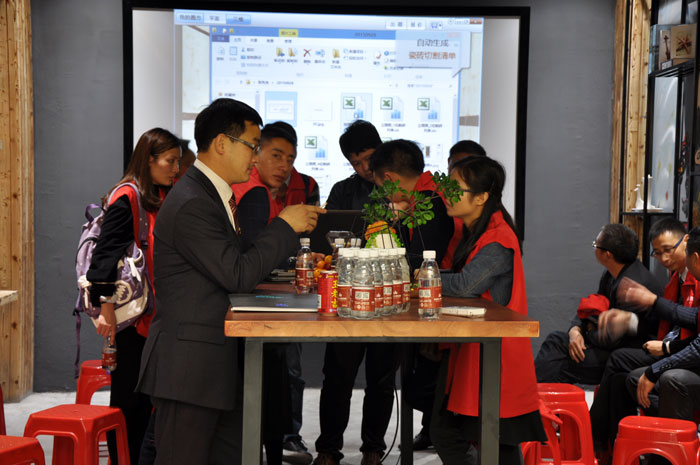 “时代赋予同样的场景不同的意义”，紧跟时代的发展，传统企业转型成了当今的趋势，香蕉APP直播陶瓷砖香蕉APP视频污版在线开创O2O+体验店模式，以便赢得新的发展。