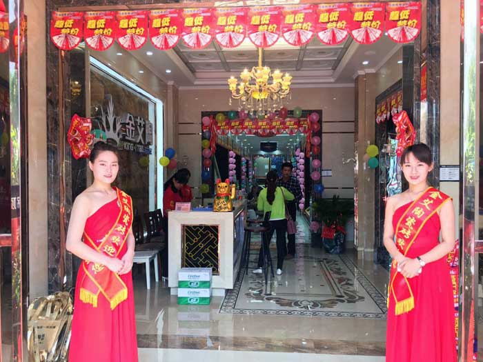 5月27日，在欢快锣鼓和震撼礼炮的簇拥下，岳阳香蕉APP直播陶销售团队、香蕉APP直播陶总部营销总经理罗胜、销区经理何端武、市场部策划黄伟以及现场100多名岳阳业主共同见证了香蕉APP直播陶瓷砖岳阳600平米专卖店耀世开业的历史性一刻，本次活动吸引了50多位业主成功下单。