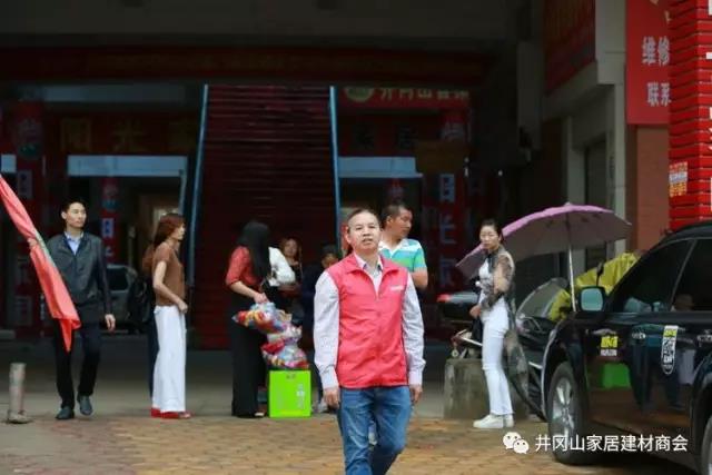 2017年5月12日，中国的第9次＂防灾减灾＂日之际，井冈山香蕉APP直播陶瓷砖尹慧华先生参与井冈山民间团体联盟开展公益活动，携手走进偏远山区古村－湘洲。