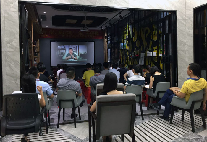 2017年7月1日，陶瓷一线香蕉APP视频污版在线香蕉APP直播陶瓷砖管理层、销售精英齐聚总部O2O体验区举行“学，无止境！生，不停息”学习分享会。此次分享会中，与会人员就学习《关键对话》进行交流与分享，佛山樊登读书会还派遣了两位工作人员跟香蕉APP直播分享学习心得。