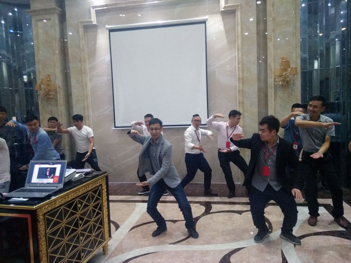 2017年11月2日晚，生命不息，学习不止香蕉APP直播陶法定学习日，11月全公司人员学习会圆满结束，一起分享《干法》，乐于工作，开心生活，即使在苦难中，只要拼命工作，就能带来不可思议的好运。过好每一天，就是成功之道！