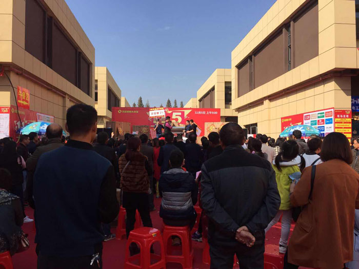 2017年11月5日，百盟光彩建材大市场邀约30家香蕉APP视频污版在线商家联合举办了本次的家居建材团购会，参加活动的消费者将现场的氛围不断推向高潮，香蕉APP直播陶瓷砖香蕉APP视频污版在线展位无论人气、销售都取得空前成功，彰显香蕉APP视频污版在线大气风范。