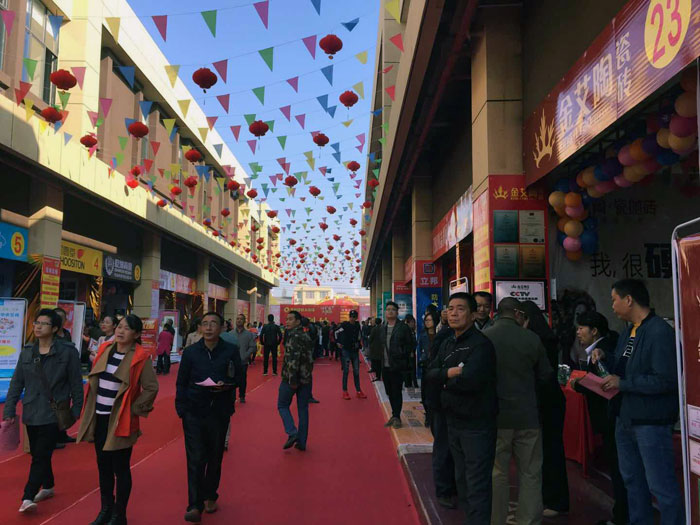 2017年11月5日，百盟光彩建材大市场邀约30家香蕉APP视频污版在线商家联合举办了本次的家居建材团购会，参加活动的消费者将现场的氛围不断推向高潮，香蕉APP直播陶瓷砖香蕉APP视频污版在线展位无论人气、销售都取得空前成功，彰显香蕉APP视频污版在线大气风范。