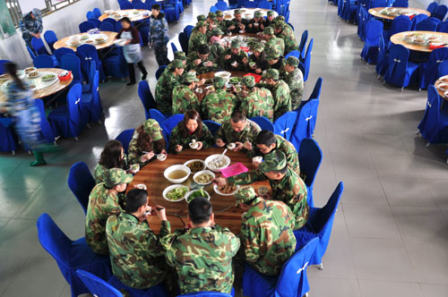 在食堂用餐，10分钟要吃完哦